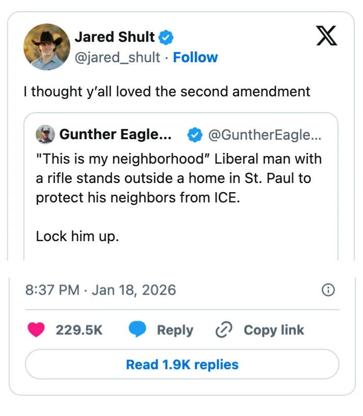 تغريدة تسخر من منشور ينتقد شخصًا يحمل بندقية خارج منزل في سانت بول. المنشور الأصلي يدعو إلى القبض على الشخص