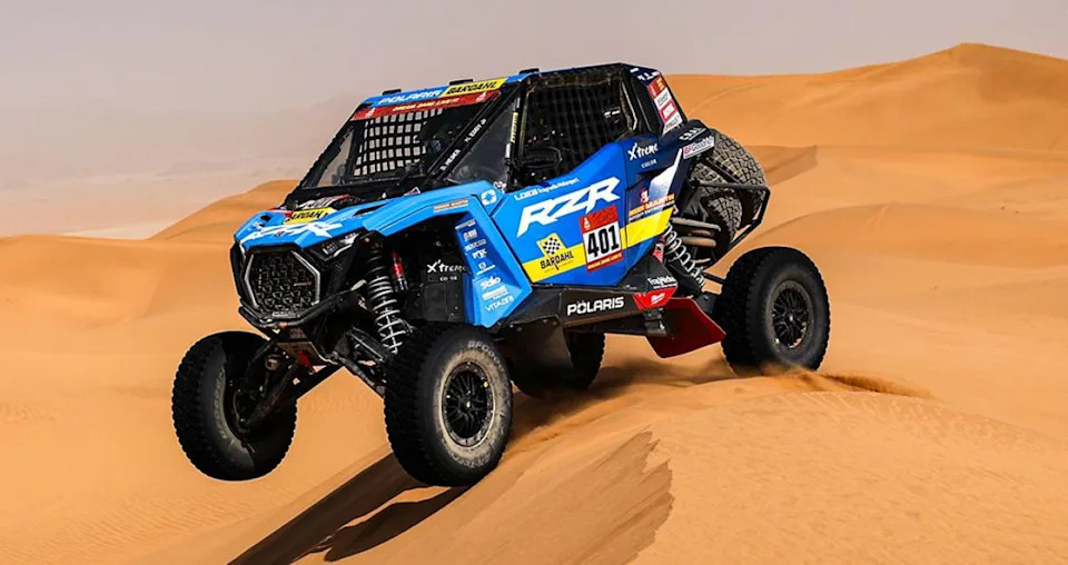 مركبة على الطرق الوعرة تتنقل عبر التضاريس الرملية