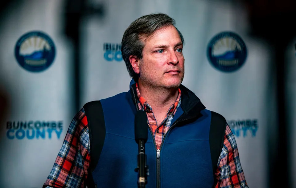 كلاي تشاندلر، أخصائي الاتصالات في إدارة الموارد المائية بمدينة آشفيل، يتحدث خلال إحاطة إعلامية حول الاستعداد للعواصف الشتوية في 22 يناير 2026، في مركز الخدمات الحكومية بمقاطعة بونكومب في أشفيل.