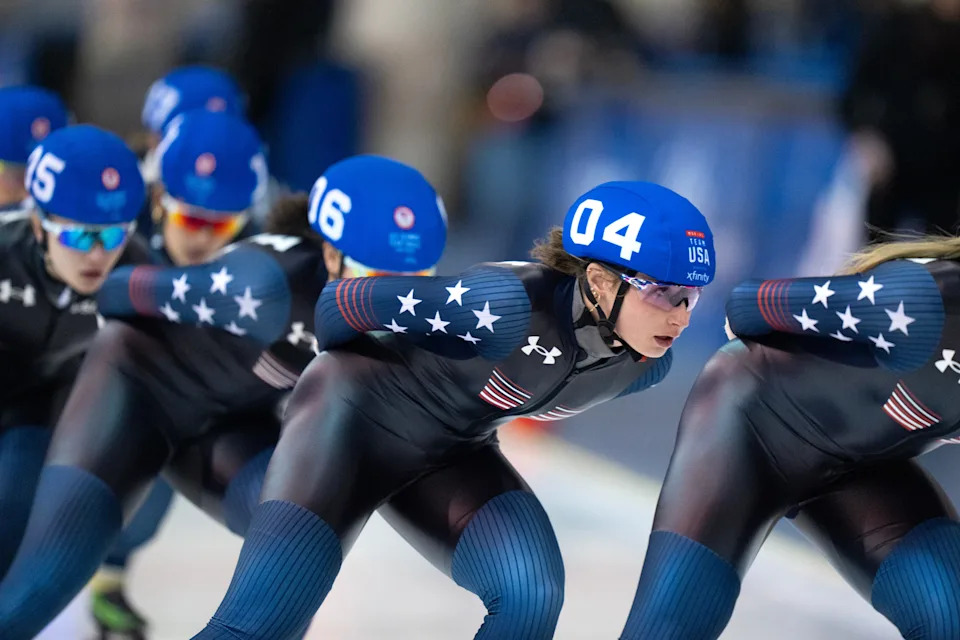 تتنافس جيورجيا بيركلاند (04) في البداية الجماعية الثانية للسيدات في تجارب الفريق الأولمبي للتزلج السريع على المضمار الطويل في الولايات المتحدة مساء يوم 5 يناير 2026 في مركز بيتيت الوطني للجليد في ميلووكي، ويسكونسن.