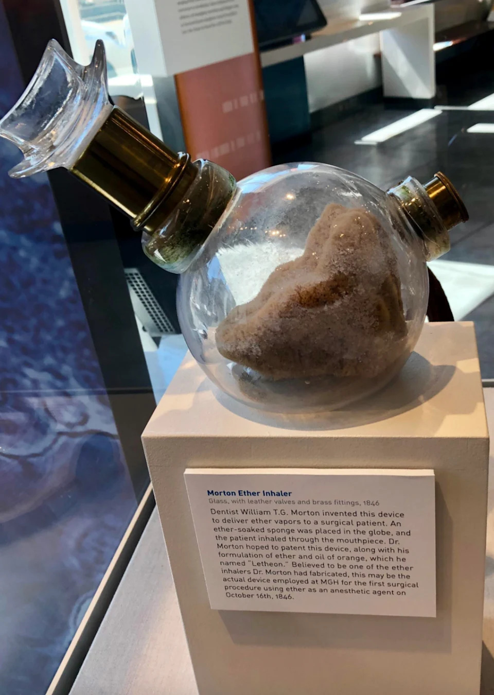 شاشة Morton Ether Inhaler مع كرة زجاجية وتركيبات نحاسية، تم استخدامها في أول تخدير جراحي عام ناجح في عام 1846 بواسطة طبيب الأسنان William TG Morton