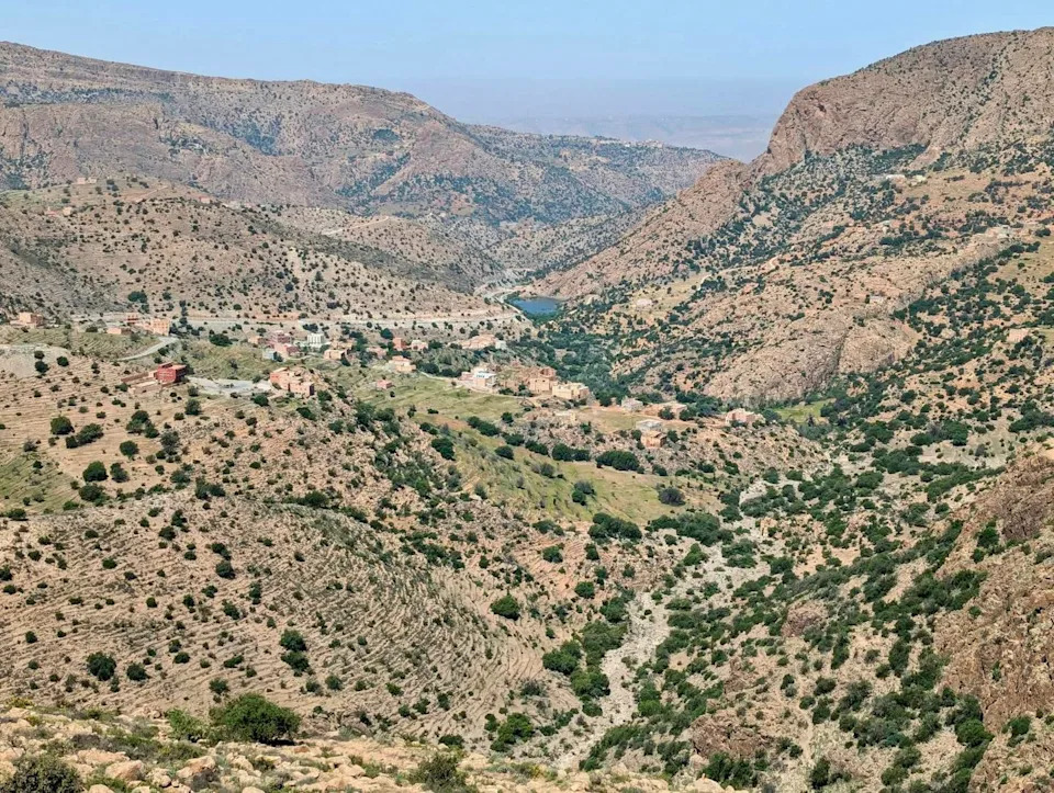 تتميز منحدرات التلال بأقسام تجعل مستوى الأرض شديد الانحدار في الأقسام.