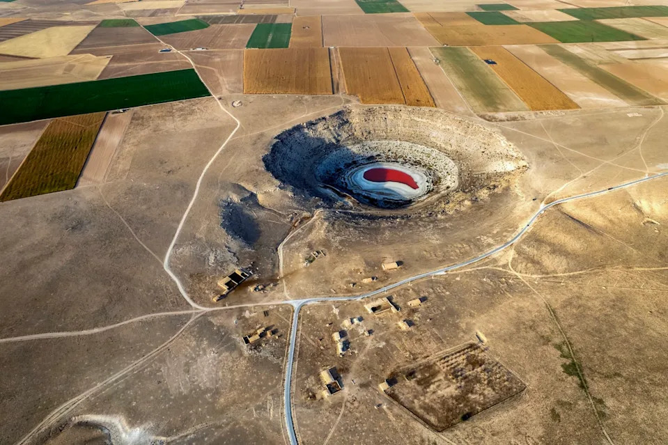 حفرة كبيرة بالقرب من الحقول الزراعية.