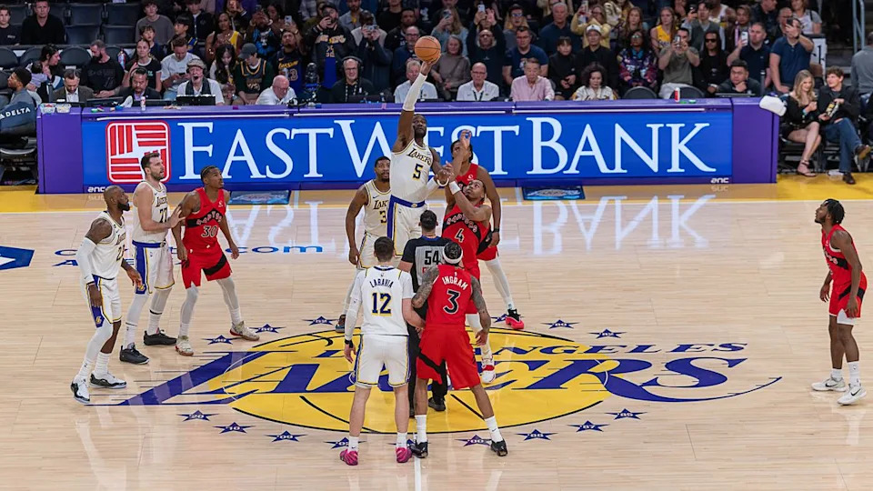 لوس أنجلوس ليكرز يفوز ديندري أيتون 5 خلال مباراة الدوري الاميركي للمحترفين ضد تورونتو رابتورز يوم الأحد 18 يناير 2026 في لوس أنجلوس كاليفورنيا. 