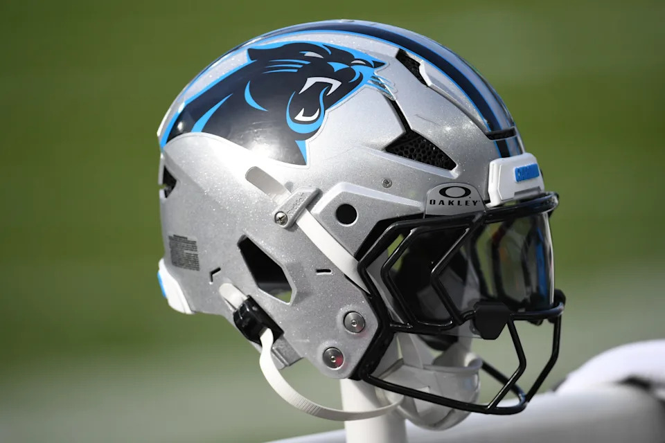 تقع خوذة Carolina Panthers على المقعد
