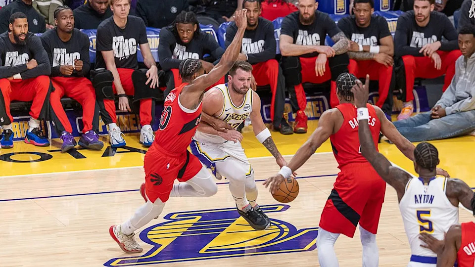 لوس أنجلوس ليكرز لوكا دونسيتش 77 يراوغ الكرة خلال مباراة الدوري الاميركي للمحترفين ضد تورونتو رابتورز يوم الأحد 18 يناير 2026، في لوس أنجلوس كاليفورنيا. 