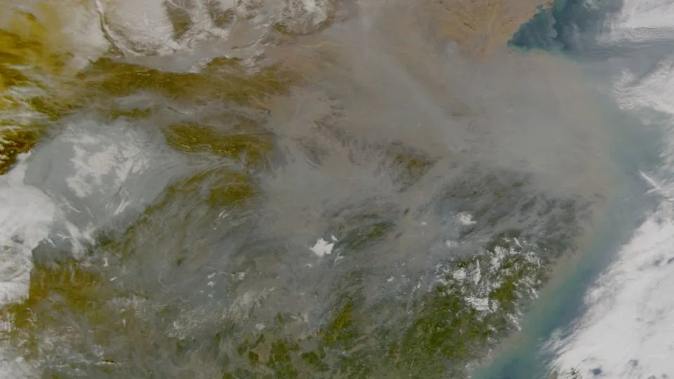 استخدم راماناثان طائرات بدون طيار وأدوات أخرى لقياس السحب البنية في الغلاف الجوي، وهي طبقة من تلوث الهواء. - ناسا